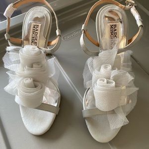 BADGLEY MISCHKA GRAY STRAPPY SANDALS SHOES WITH FLOWER DESIGN SIZE 6 M